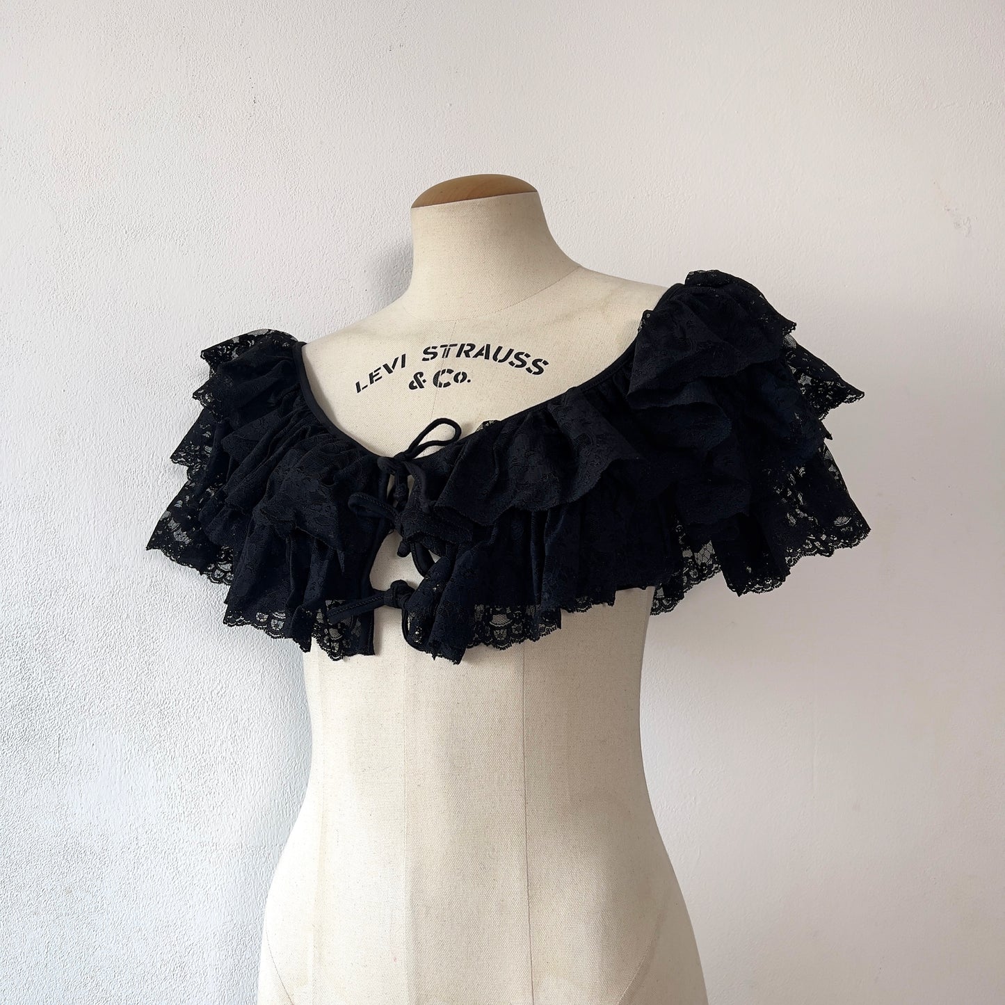 90s Dolce & Gabbana cropped cotton lace top