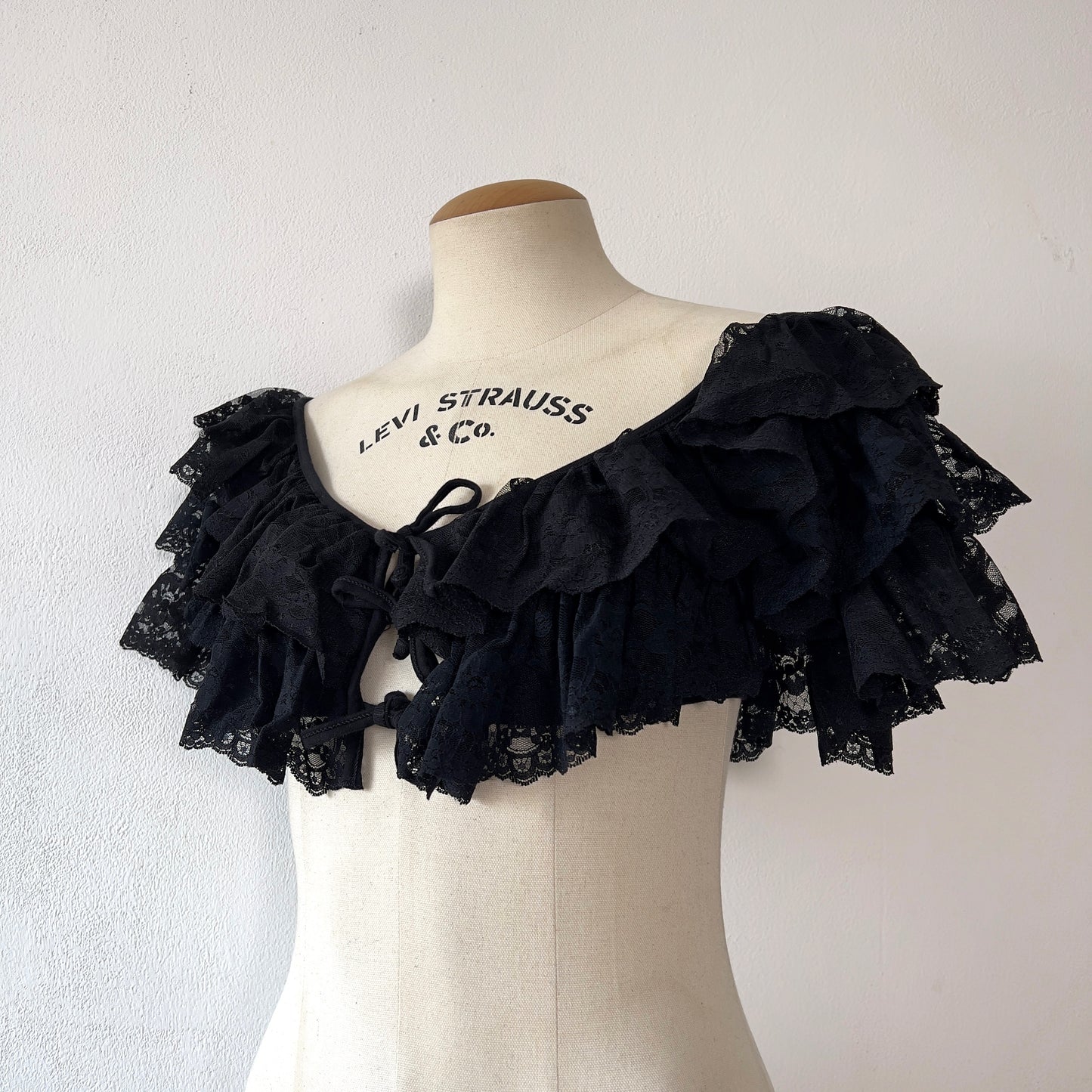 90s Dolce & Gabbana cropped cotton lace top