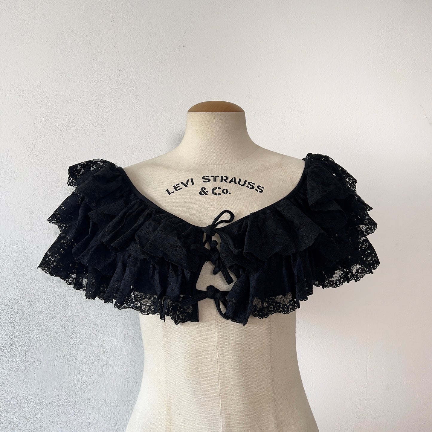 90s Dolce & Gabbana cropped cotton lace top