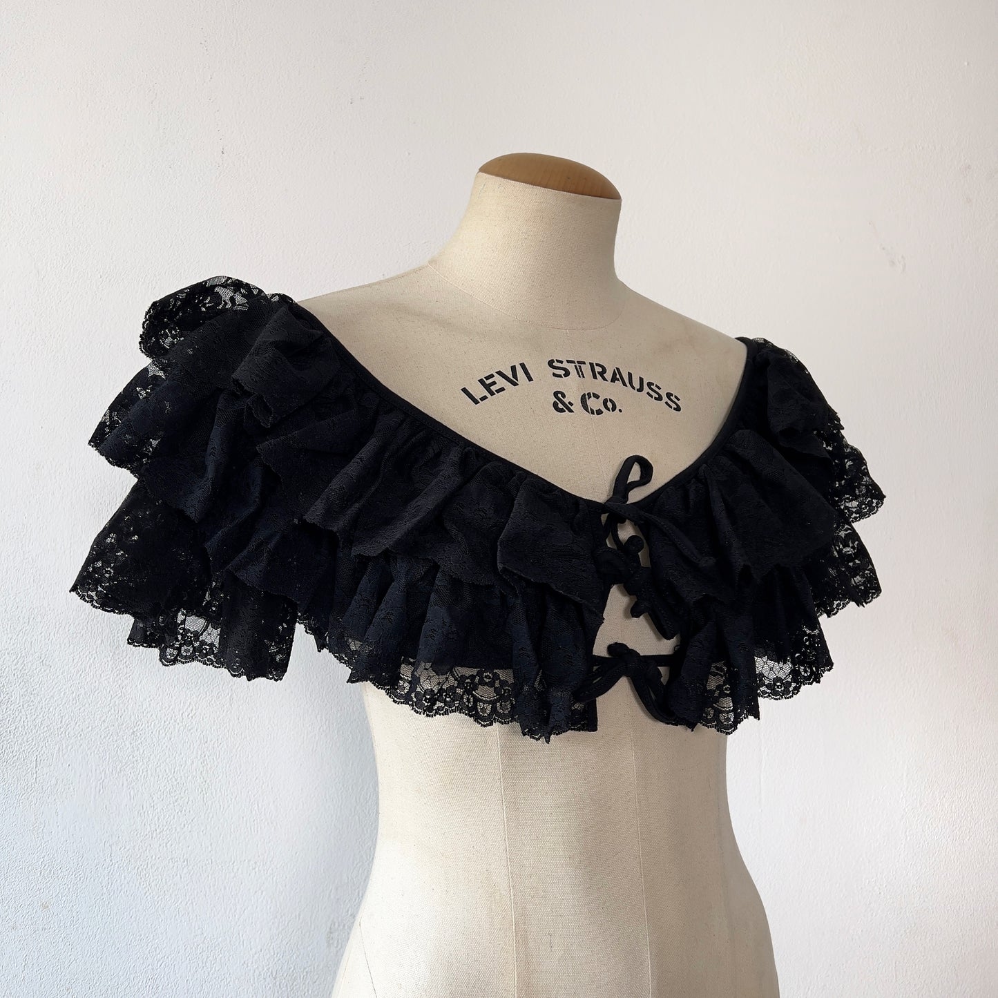 90s Dolce & Gabbana cropped cotton lace top